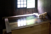 [秋田県小安峡温泉 湯の宿 元湯くらぶ] 入るたびに温泉を入れ替える　貸切風呂