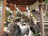 ◆湯前神社/弁慶が岩を割って見つけ出したという温泉。産湯のモニュメントは飲泉が可能です。