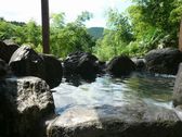 [露天風呂付貸別荘  Cottage　柊] 「山法師」の地下にある専用露天風呂はいつでも源泉掛け流しの温泉を満喫できます。